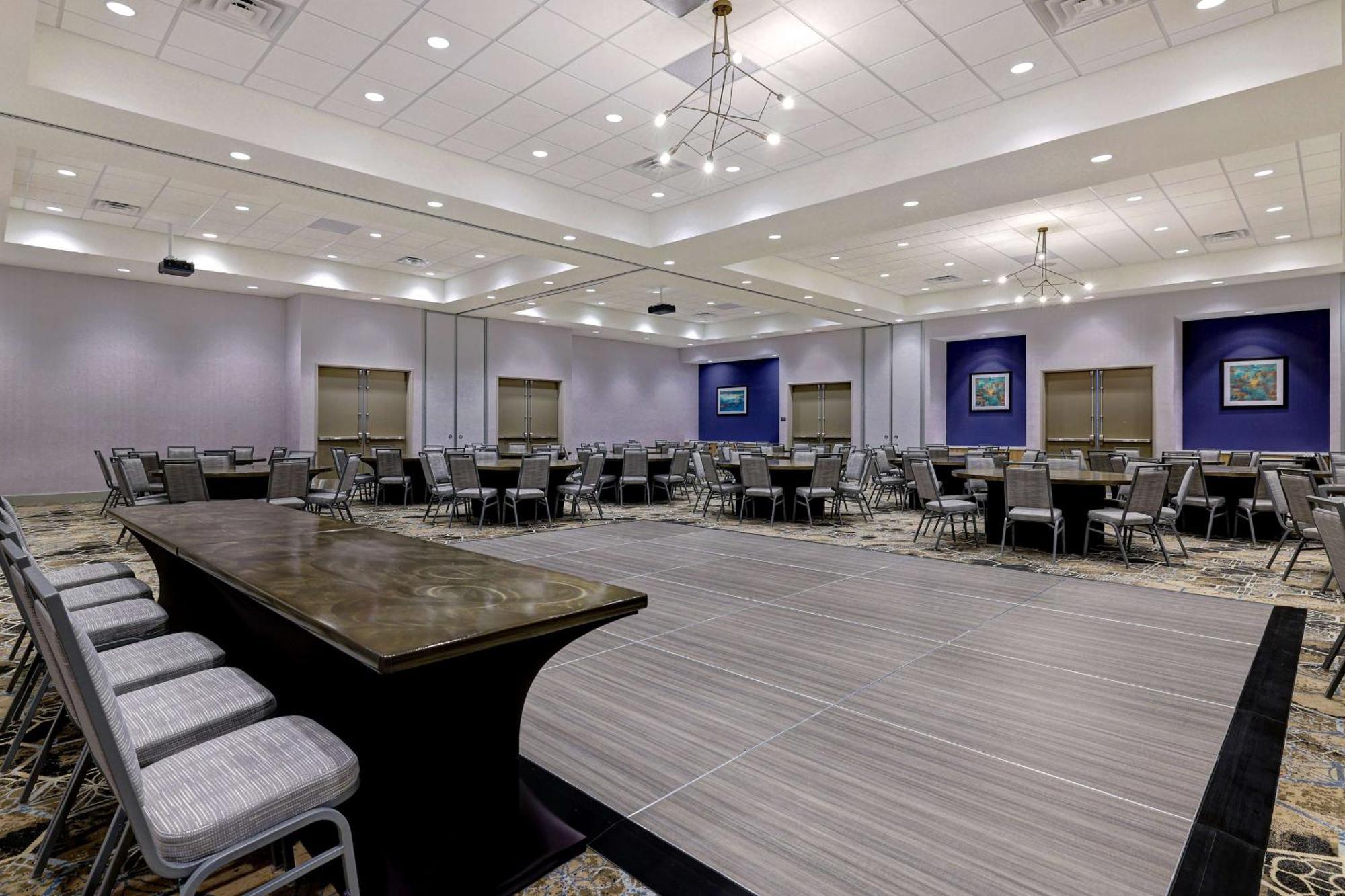 Hilton Garden Inn Cedar Rapids Exterior photo
