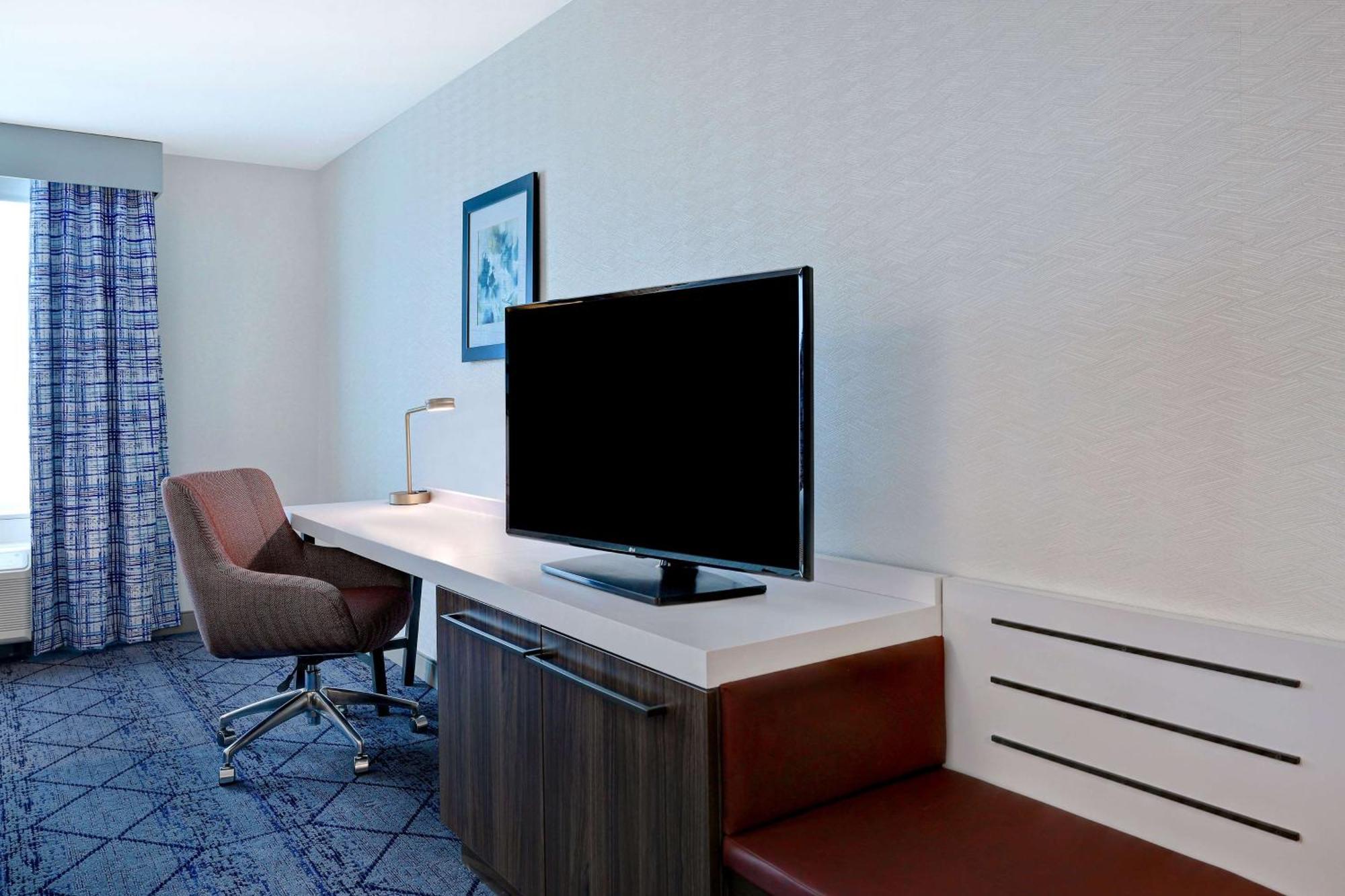 Hilton Garden Inn Cedar Rapids Exterior photo