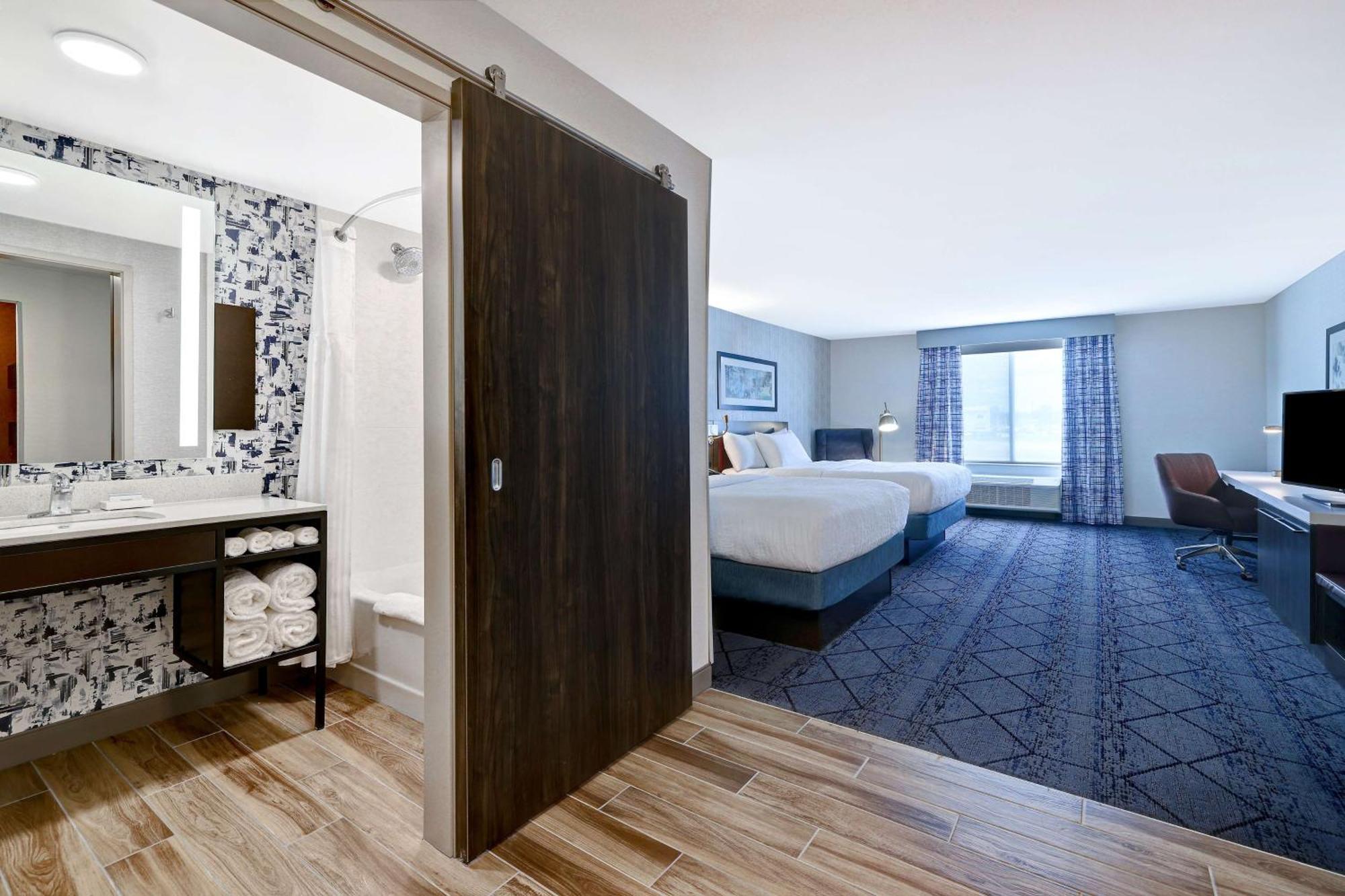 Hilton Garden Inn Cedar Rapids Exterior photo