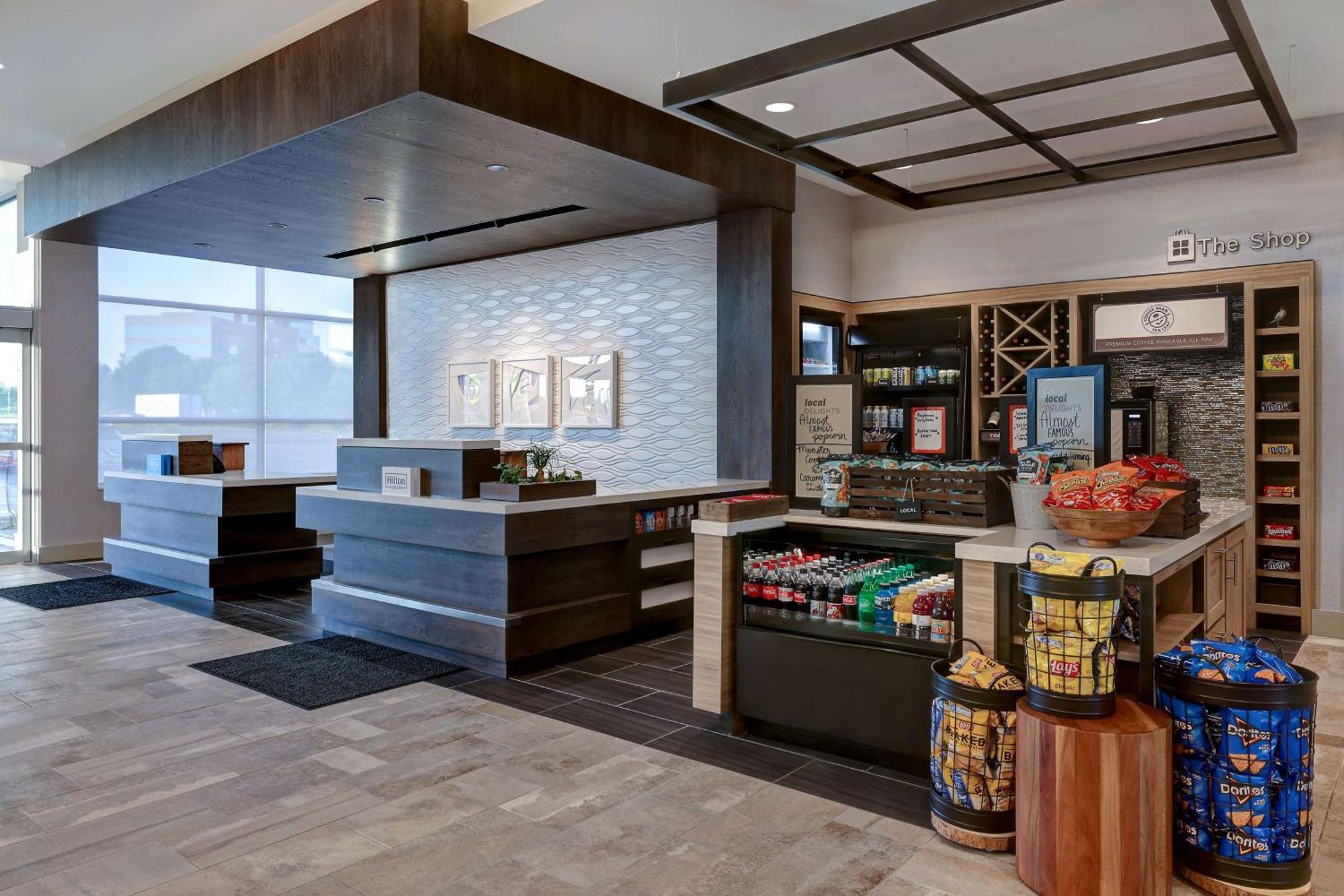Hilton Garden Inn Cedar Rapids Exterior photo